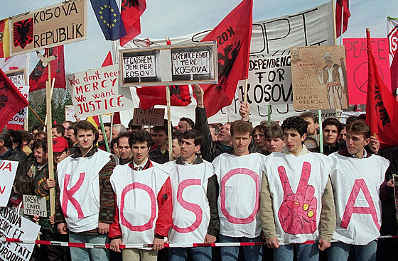 Kosovtí Albánci poadují nezávislost Kosova. (25. bezna 1998)