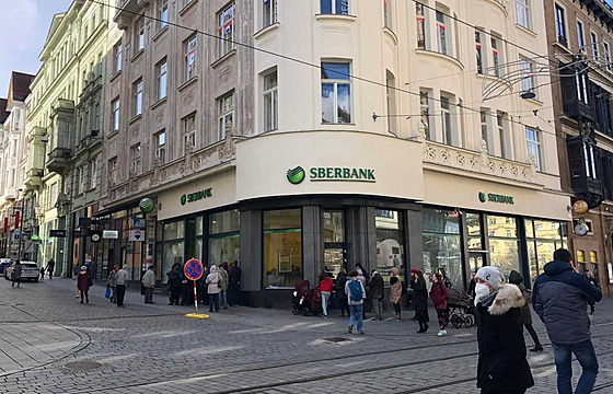 Ped brnnskou pobokou banky Sberbank je fronta. Lidé si hlavn chtjí pevést...