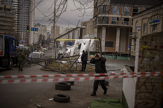 Obyvatelé Kyjeva po tom, co na msto zaútoily ruské vojenské síly (24. února...