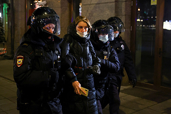 Moskevská policie odvádí �enu, která v centru ruské metropole protestovala...