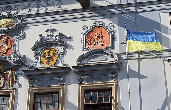 Na eskobudjovické radnici vlaje ukrajinská vlajka.