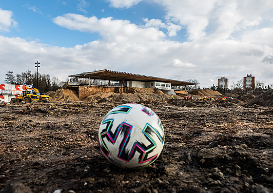 Zaíná stavba multifunkního stadionu v Hradci Králové. (22. 2. 2022)