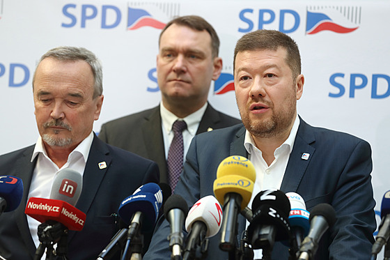 Tisková konference hnutí SPD ped mimoádnou schzí Poslanecké snmovny k dolu...