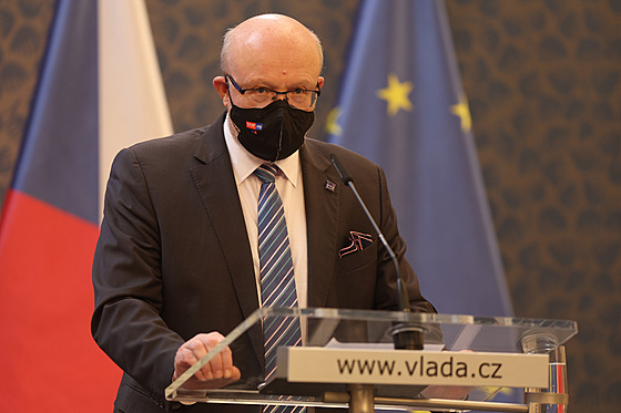 Ministr zdravotnictví Vlastimil Válek promluvil na tiskové konferenci po...