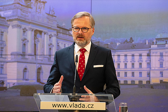 Premiér Petr Fiala hovoí na tiskové konferenci po mimoádném jednání...