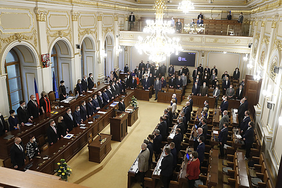 Mimoádné jednání Snmovny k situaci na Ukrajin zahájila Ukrajinská hymna....