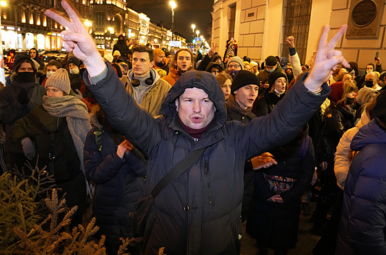 Policie v Petrohradu rozhánla protestující. Demonstrace vznikla v reakci na...