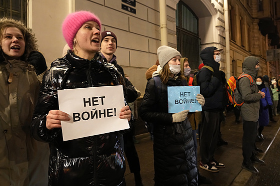 Ne válce. Protestující v ruském Petrohradu dali najevo svj postoj k invazi na Ukrajinu. (24. února 2022)