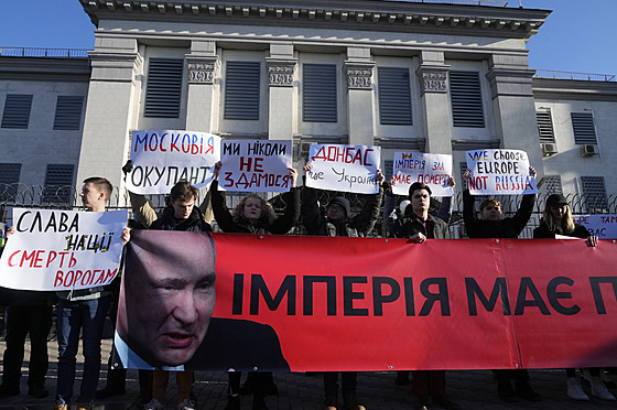 Ped ruskou ambasádou v Kyjev se seli ukrajintí demonstranti. (22. února...