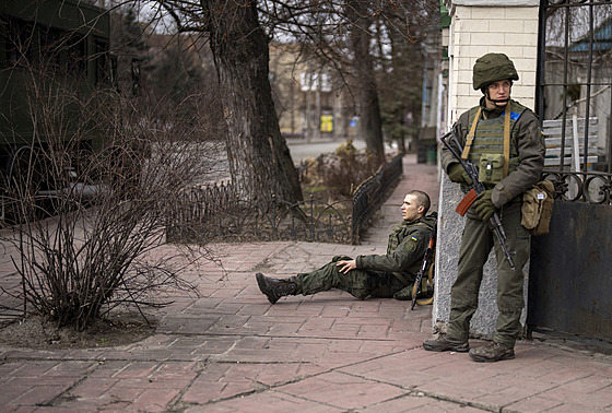 Ukrajintí vojáci v hlavním mst Kyjev (25. února 2022)