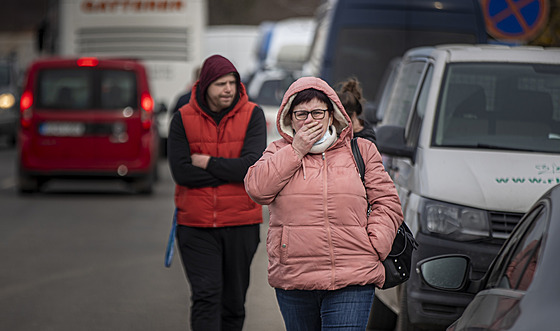 Lidé prchající z Ukrajiny nechali v mnoha případech svá auta až u Užhorodu a...