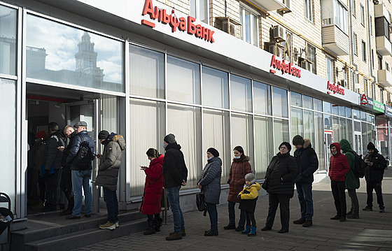 V první dny po vyhláení sankcí lidé v Moskv stáli v dlouhých frontách, aby si mohli vybrat peníze z bankomat. (27. února 2022)