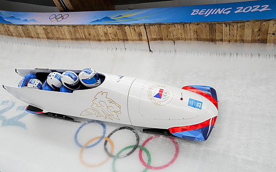 �ty�bob Dominika Dvo�áka b�hem t�etí jízdy olympijského závodu v Pekingu.
