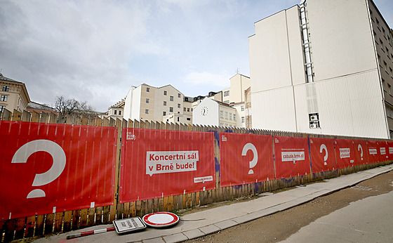 Na dřevěném plotě kolem zakonzervovaného staveniště mezi Besední a Veselou ulicí jsou jen červené plakáty s heslem: „Koncertní sál v Brně bude!“ Stavba však nabírá zpoždění.