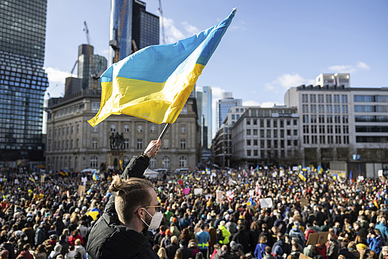 Demonstrace ve Frankfurtu nad Mohanem na podporu Ukrajiny bhem ruské invaze...