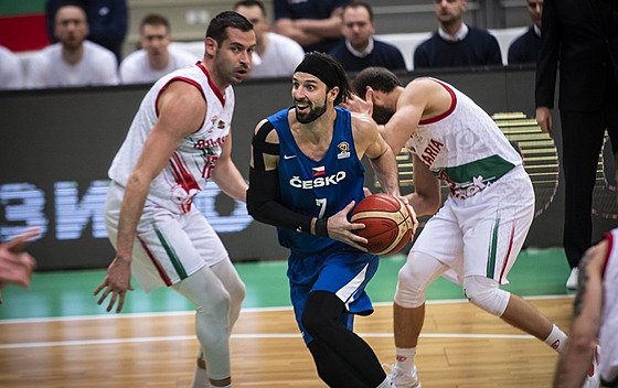 Český basketbalista Vojtěch Hruban proniká bulharskou obranou.