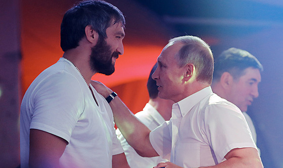 Výbuný vztah. Agresor Vladimir Putin a kanonýr Alexandr Ovekin