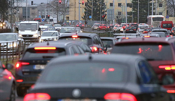 Prtahem Olomouce projídí denn tyicet tisíc aut. Pravideln se zde tvoí kolony.