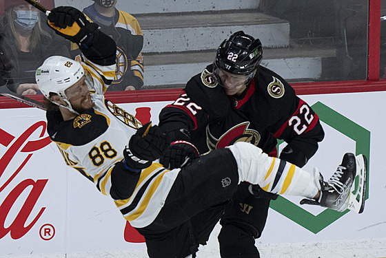 David Pastr�ák (vlevo) z Bostonu v zápase s Ottawou, srazil se s nim Nikita...