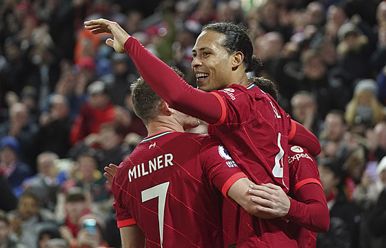 Liverpoolský Virgil van Dijk vstelil gól, slaví se spoluhrái.