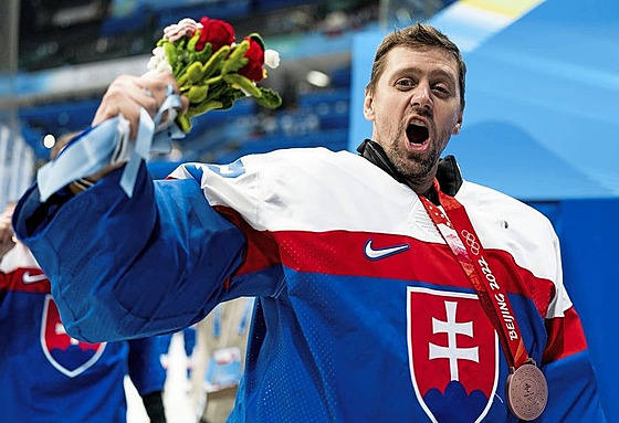 Slovenský gólman Branislav Konrád slaví olympijský bronz.