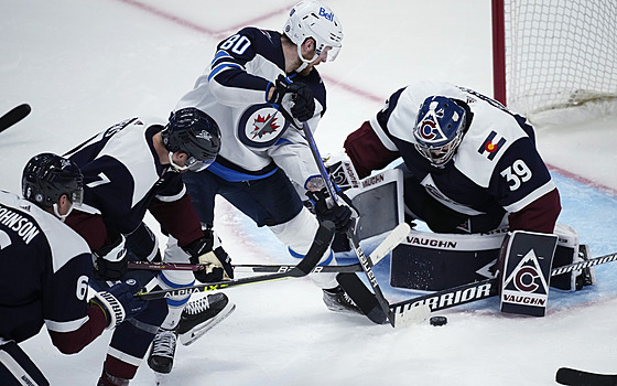 Branká� Colorada Pavel Francouz v akci b�hem duelu s Winnipegem.