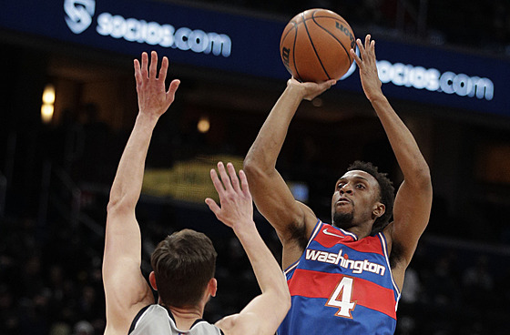 Ish Smith z Washingtonu u míe, brání ho Tomá Satoranský ze San Antonia.