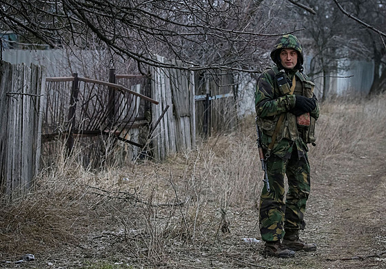 Voják steí hranici poblí msta Novoluhanské (22. února 2022).