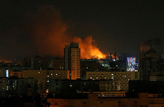 Kou a plameny stoupají blízko Kyjeva, kde Rusko pokrauje v invazi na...