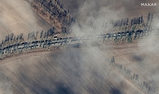 Smrem ke Kyjevu se pohybuje ptikilometrový konvoj ruské armády s tanky a vozy...