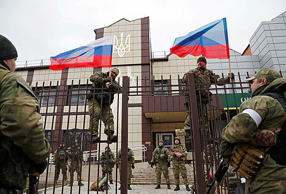 Vojáci proruské domobrany vyvěšují vlajky Ruska a samozvané separatistické...