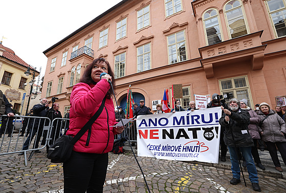 Protest proti pobytu amerických vojsk na území �R svolala KS�M. P�ed ambasádu...