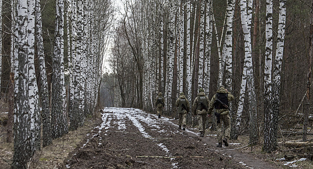 Rusko chce Donbas vylidnit, řekl Zelenskyj. Podle USA má ruská operace skluz