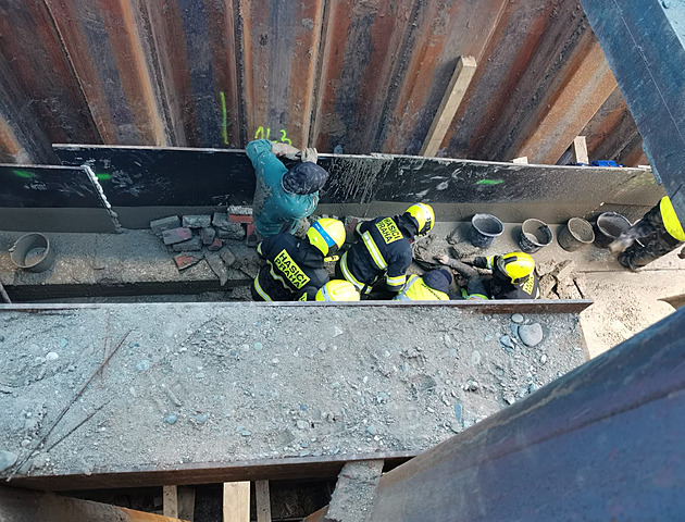 V Troji spadli dva dělníci do tekoucího betonu, vyprostit je museli hasiči