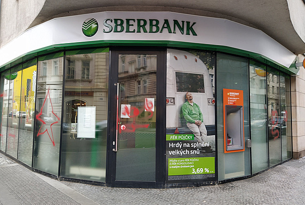 Posprejovaná pobočka Sberbank v Praze na Andělu. (26. února 2022)