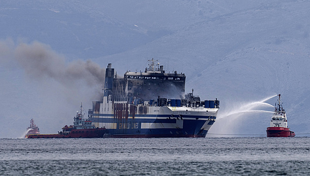 Italský trajekt u Korfu od pátku hoří. Záchranáři našli jednoho z pohřešovaných