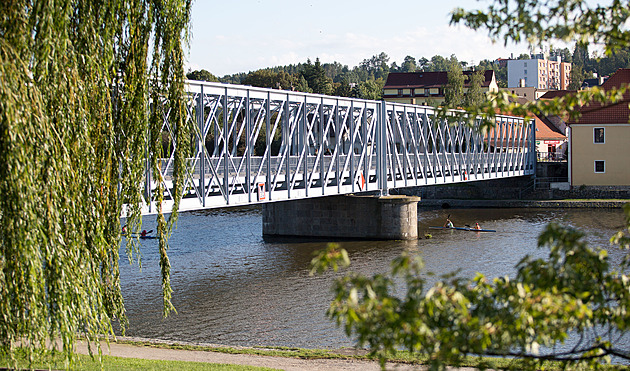 V Týně nad Vltavou je ještě jeden most - železný, který je technickou památkou...