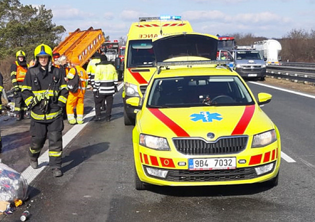 Nehoda uzavřela dálnici D2, velkokapacitní sanitka odvezla šest dětí