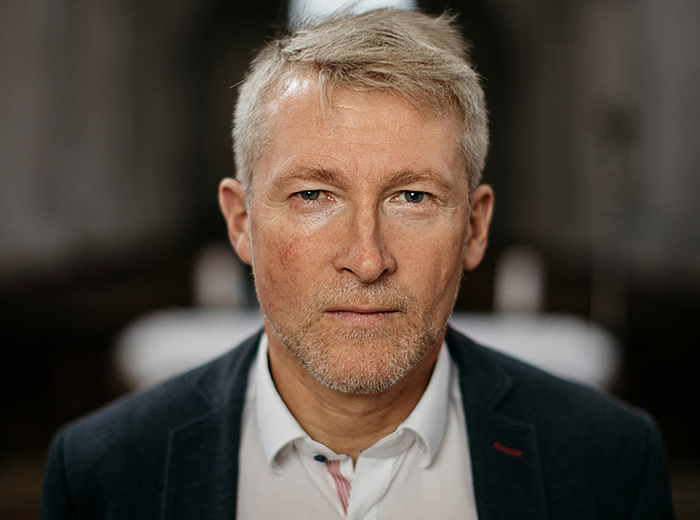 Lidský život nejde napasovat do tabulky, náklady na léčení budou v budoucnu narůstat, říká vedoucí Ústavu etiky