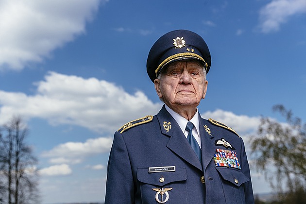 Válečný hrdina i nepřítel komunistů, poslední pilot RAF slaví 100. narozeniny