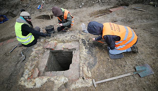 Průzkum se odehrává v horní části jihlavského Masarykova náměstí. Archeologové...