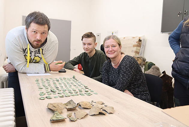 Nálezci a archeolog Samuel �panihel s pokladem