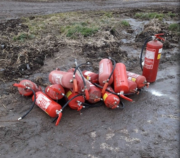 Na hořící nakladač padlo 15 hasicích přístrojů, stejně o něj farma přišla