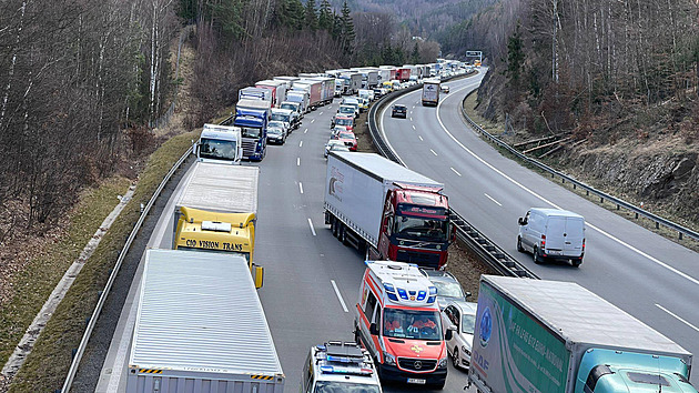 U Velké Bíteše havarovala dvě auta, D1 ve směru na Prahu stála hodinu