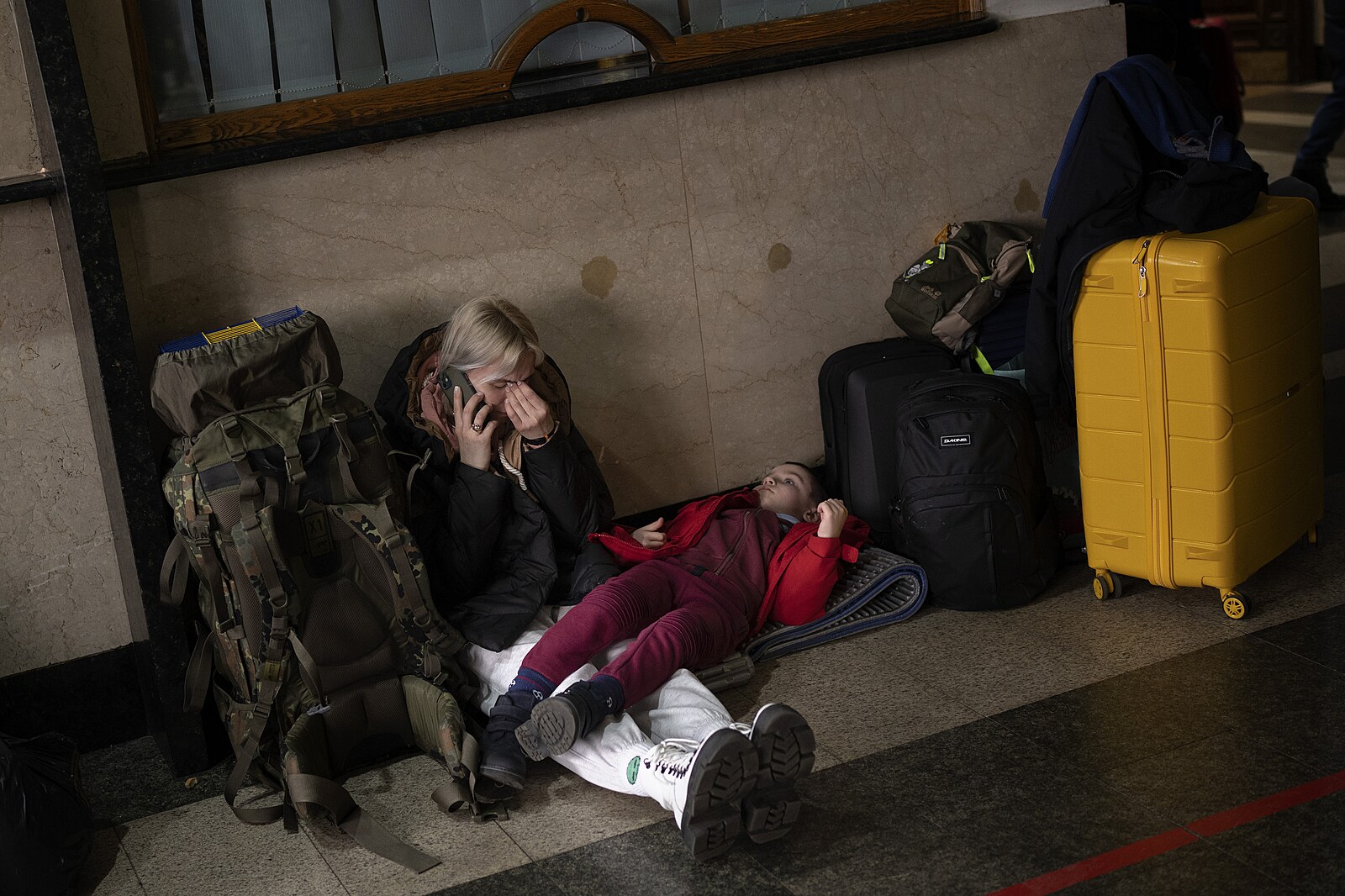 V Kyjevě zavládla panika, lidé prchají do metra, stojí fronty u bankomatů -  iDNES.cz