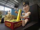 Obí karikatura Vladimira Putina jako malého kluka se stavebnicí Sovtského...