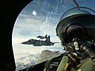 Fotografie z kokpitu letounu Gripen eského letectva pi steení vzduného...