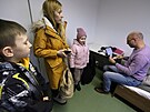 Natálja z ukrajinského Chustu se jde s dětmi Míšou a Jankou po cestě z Ukrajiny...