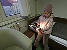 Natáljina dcera Janka při ubytovávání v chebském Modrém věžáku. (27. února 2022)
