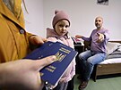 Natálja z ukrajinského Chustu se jde s dětmi Míšou a Jankou po cestě z Ukrajiny...